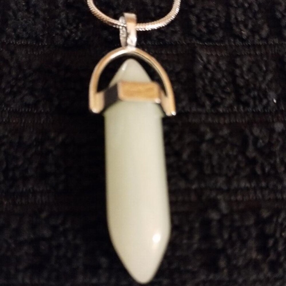 UNISEX PENDULUM STONE NECKLACE THAT GLOWS IN THE DARK